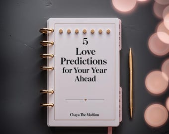 Könnte beinhalten: Ein weißer Discbinder-Planer mit goldenen Ringen und einem goldenen Stift. Das Cover zeigt den Text 5 Love Predictions for Your Year Ahead und Chaya The Medium sowie ein kleines Herzsymbol. Das Design enthält eine Reihe von sechs kleinen Goldpunkten.