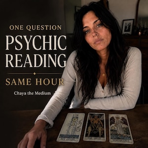 Pode incluir: Uma pessoa de cabelos escuros longos vestindo uma camisa clara de manga comprida senta-se à mesa com três cartas de tarô: Ace of Cups, The Devil e Temperance. O texto diz: ONE QUESTION PSYCHIC READING SAME HOUR Chaya the Medium.