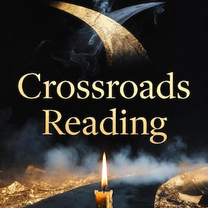 Può includere: Immagine artistica con il testo "Crossroads Reading" in lettere dorate. Una candela accesa in primo piano, con uno sfondo scuro e fumoso. L'immagine ha un tema mistico.