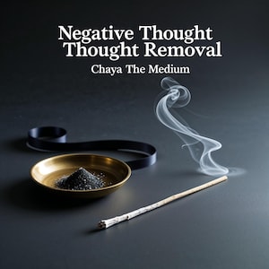 K&ouml;nnte beinhalten: Eine Messingschale mit einem kleinen Haufen dunkelgrauem Pulver, einem d&uuml;nnen Holzstab und einer wirbelnden wei&szlig;en Rauchfahne. Der Text lautet: Negative Thought Thought Removal, Chaya The Medium. Ein schwarzes Band liegt hinter der Schale.