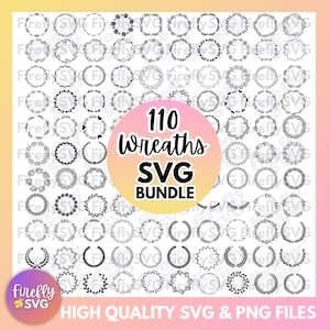 以下が含まれることがあります： 110個の白黒のリースのSVGファイルのデジタルダウンロード。リースは様々なサイズとスタイルで、花柄、葉柄、幾何学模様などがあります。テキスト「110 Wreaths SVG Bundle」はピンクの円の中にあります。