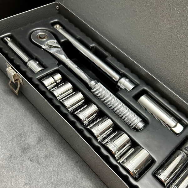 MADE In USA Vintage ALLEN Professional S A E Socket Set in Orig. Metal Box 18 pc. Included 2 extension. In Excellent condition 5/5. Like New