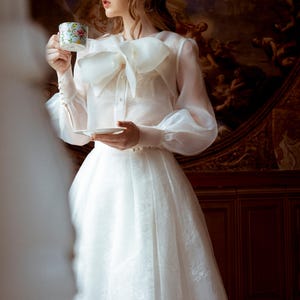 Sarah Modern Brudset i Organza | Transparent Blus med Rosett, Satinlinne & Spetskjol | Modern Bröllopslook