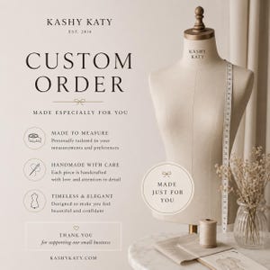 Könnte beinhalten: Eine beige Schneiderpuppe mit einem Maßband über der Schulter, mit dem Text KASHY KATY, CUSTOM ORDER, MADE ESPECIALLY FOR YOU, MADE TO MEASURE, HANDMADE WITH CARE, TIMELESS & ELEGANT, MADE JUST FOR YOU, THANK YOU.