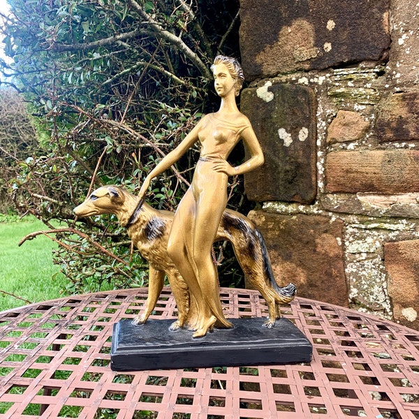 FIGURINE ART DECO Dame au barzoï - vintage Grande figurine en craie ou en plâtre de style Art déco de la belle jeune femme avec son chien de chasse au barzoï.