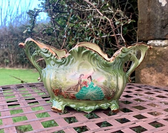Maceta de cerámica esmaltada victoriana o eduardiana VINTAGE que presenta una representación anterior de una pareja romántica georgiana en un puente dentro de los jardines.