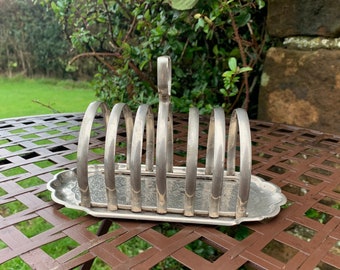 VINTAGE TOAST RACK - Vintage Pre 1950s English 6 Slice Toast Rack con una bonita placa inferior en relieve