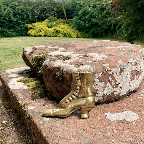 ANTIQUE VICTORIAN BRASS Shoe Simple et primitif English Victorian Brass Flat back Ladies shoe or Boot ideal paperweight decorative piece