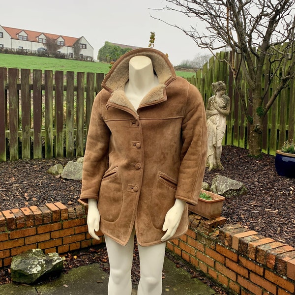 Vintage 70s 80s Ladies Scottish Vintage Sheepskin Coat / Retro Classic Jacket