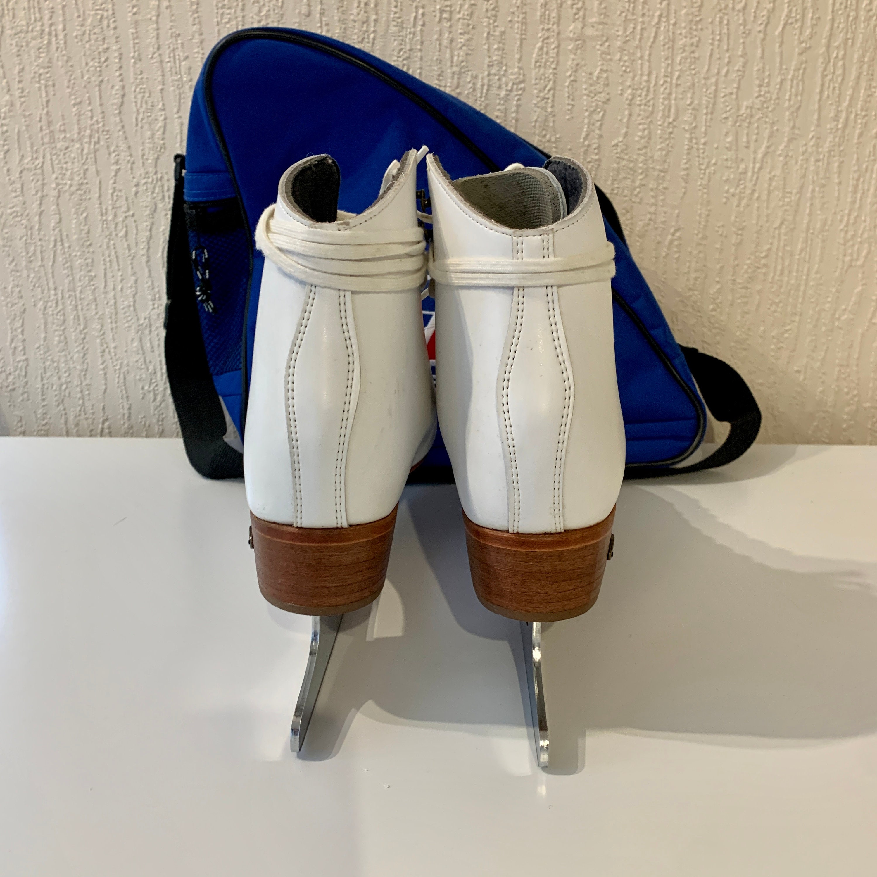 ICE FIGURE SKATES / Vintage Ladies Riedell Sapphire Ice Figure Skate With Carry / Shoulder Bag