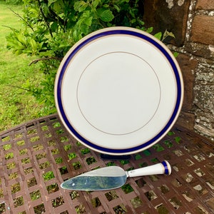 ROYAL WORCESTER PLATTER & Knife - A Vintage Royal Worcester Howard Cake Platter, Cake Stand and Cake Slice circa 1982 finished in blue gold.
