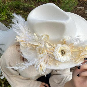 White Flower Hat, Wedding Hat with Veil, Dried White Flowers, Floral Wedding Hat, Rustic Boho Event Accessory, Preserved Cream White Flowers