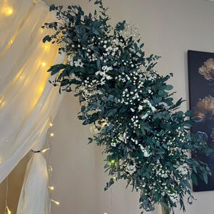 Fiori ad arco Eucalipto, Fiori per decorazioni nuziali, Fiori secchi ad arco, Arco nuziale con foglie verdi, Bouquet di gypsophila bianchi, Rustico