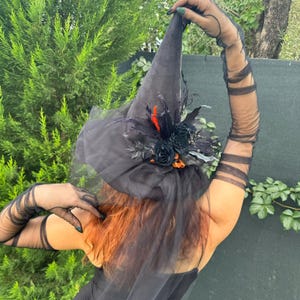 Schwarzer Hexen Hut mit Schwarzen Rosen & Tüll Schleier - Gothic Halloween Kostüm