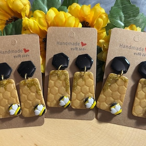 Bijoorbellen, honingbijoorbellen, honingraat, bij, polymeerkleioorbel, honingraatoorbellen, oorbellen, druppeloorbellen, hangoorbellen