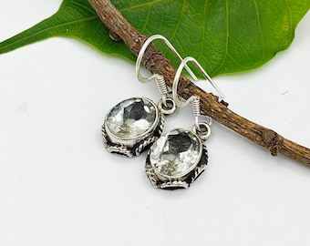 Pendientes colgantes de amatista verde en plata de ley: piedra natal de febrero