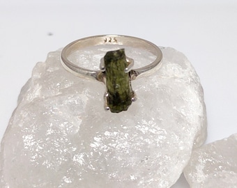 Anello in moldavite, anello in moldavite in argento 925, anello in moldavite autentica, moldavite grezza, moldavite ceca, anello per adolescenti, saldi di Halloween