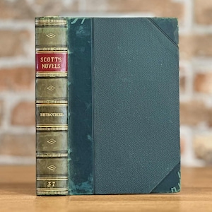 Timeworn Treasures - Vintage Bücher Auf der Suche nach einem neuen Zuhause - Dekorative Bücher - Schöne Bücher - Alte Bücher - Gebrauchte Bücher. Sonderangebote.