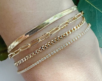 Pulsera chapada en oro: circonitas de tenis, cubanas, con clip y cadena de espiga.