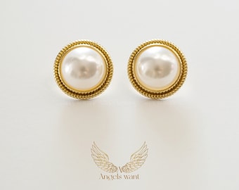 Boucles d'oreilles perle d'inspiration vintage en argent sterling ; Boucles d'oreilles en plaqué or ; Clous de perles d'eau douce ; Boucles d'oreilles de mariage