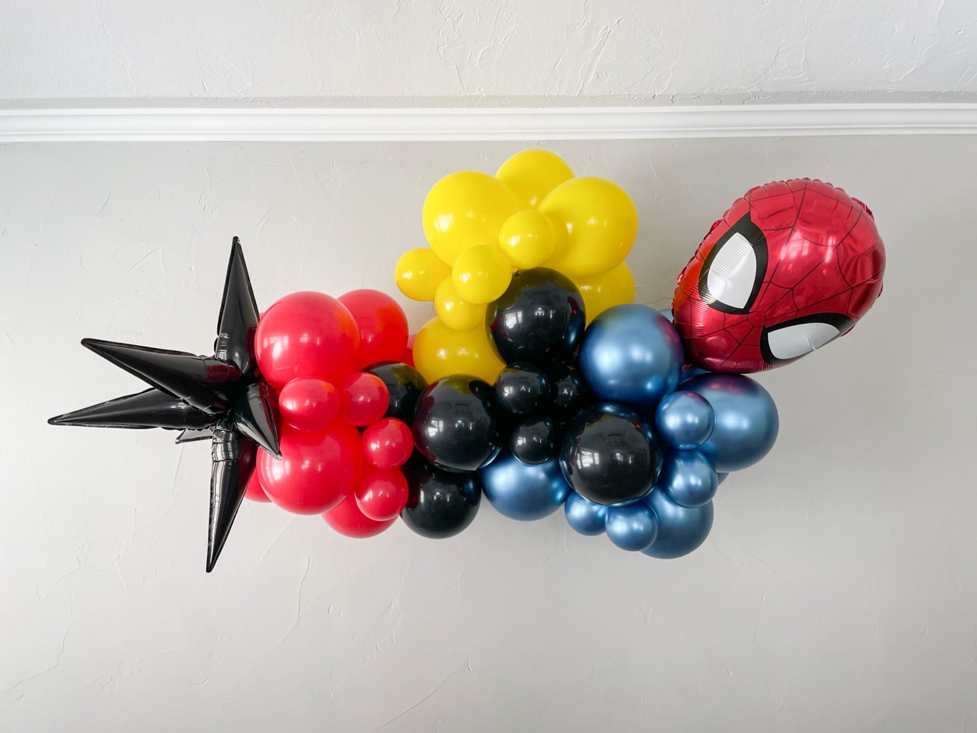 Arco di palloncini di Spiderman, decorazioni per feste di compleanno di  Miles Morales, ghirlanda di palloncini nella Spiderverse, sfondo di  palloncini -  Italia