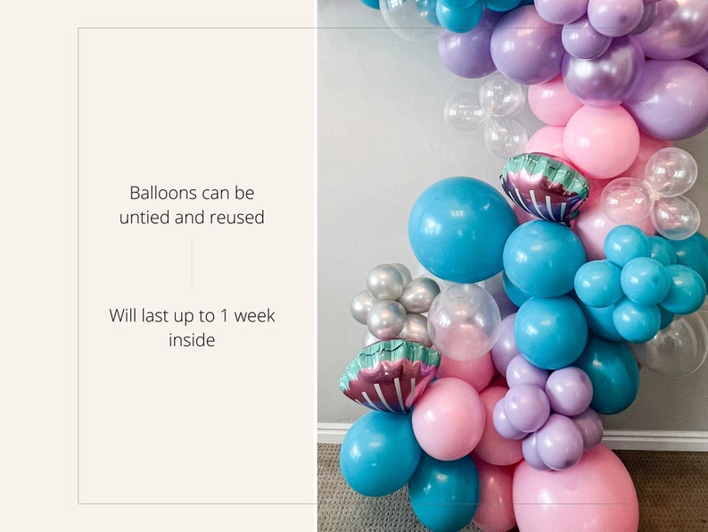 K&ouml;nnte beinhalten: Ein Ballonbogen aus pastellrosa, lila und blauen Ballons. Der Bogen ist mit schillernden Meerjungfrauen-Schwanz-Ballons verziert. Der Text "Balloons can be untied and reused" und "Will last up to 1 week inside" ist auf der linken Seite des Bildes sichtbar.