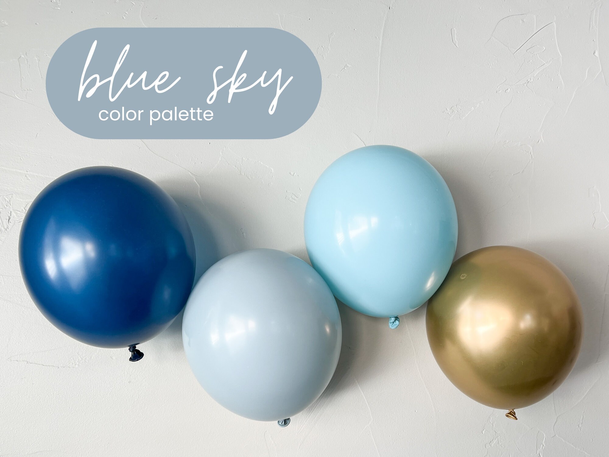 Kit arche de ballons bleu marine, bleu clair et rideau à franges - MODERN  CONFETTI