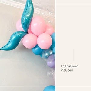 K&ouml;nnte beinhalten: Ein Ballbogen in Form eines Meerjungfrauen-Schwanzes aus rosa, blauen und durchsichtigen Ballons. Folienballons inklusive.