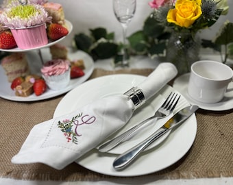 Gestickte Anfangsblumenstrauß-Servietten: Personalisierte Baumwollservietten