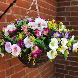 Cesta colgante de flores artificiales con gloria de la mañana, petunias, flores silvestres, bayas y vegetación hecha a mano