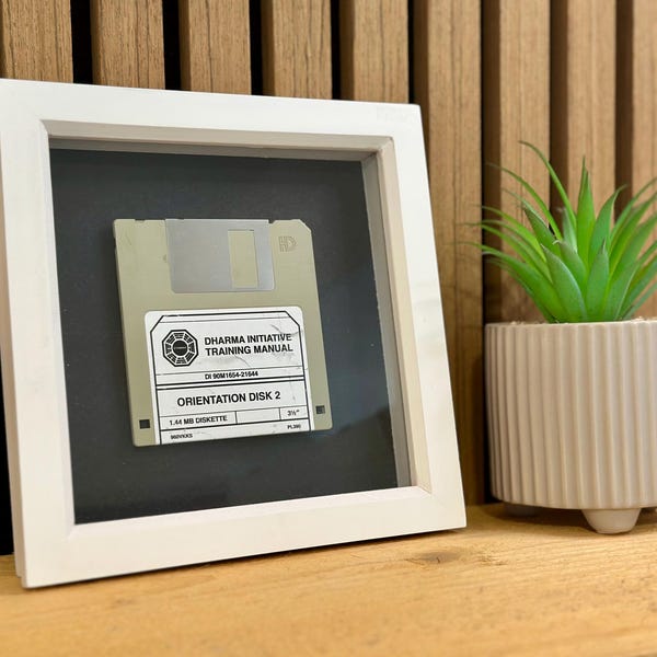 Arte en disquete enmarcado "Orientación" de la Iniciativa Dharma / LOST / Accesorio de TV
