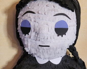 Mercoledì della piñata, ragazza spaventosa