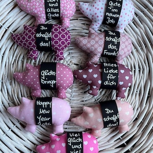 Glücksschweinchen Glücksbringer personalisierbar Wunschtext rosa beere weiß - für Prüfungen, Schultüte, Genesungswünsche, Ruhestand usw.