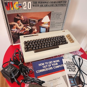 Computer Commodore VIC-20 Personal Color da collezione, vintage - Completo di scatola originale, manuali, alimentatore e cavi - Retro 8-bit