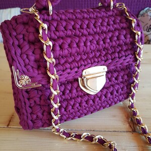 Gehäkelte Burgund Umhängetasche, Strickhandtasche, T-Shit-Garntasche mit Klappe, Luxustasche mit Griff oben, Abendtasche, Geschenk zum Valentinstag