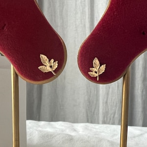 Pendientes de oro macizo de 9 quilates con hojas