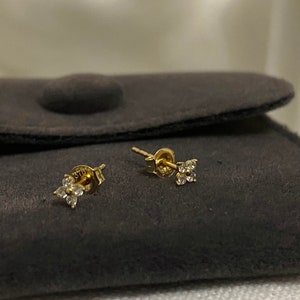 Delicati orecchini a bottone con fiore a quattro petali in oro massiccio 9 carati e mini diamanti