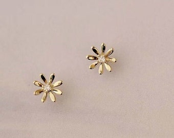 Puces d'oreilles mini-fleurs délicates en or massif 9 carats