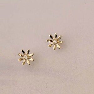 9ct Solid Gold Dainty Mini Flower Stud Earrings