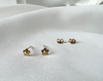 Pendientes de botón con mini flores delicadas y lisas de oro macizo de 9 quilates