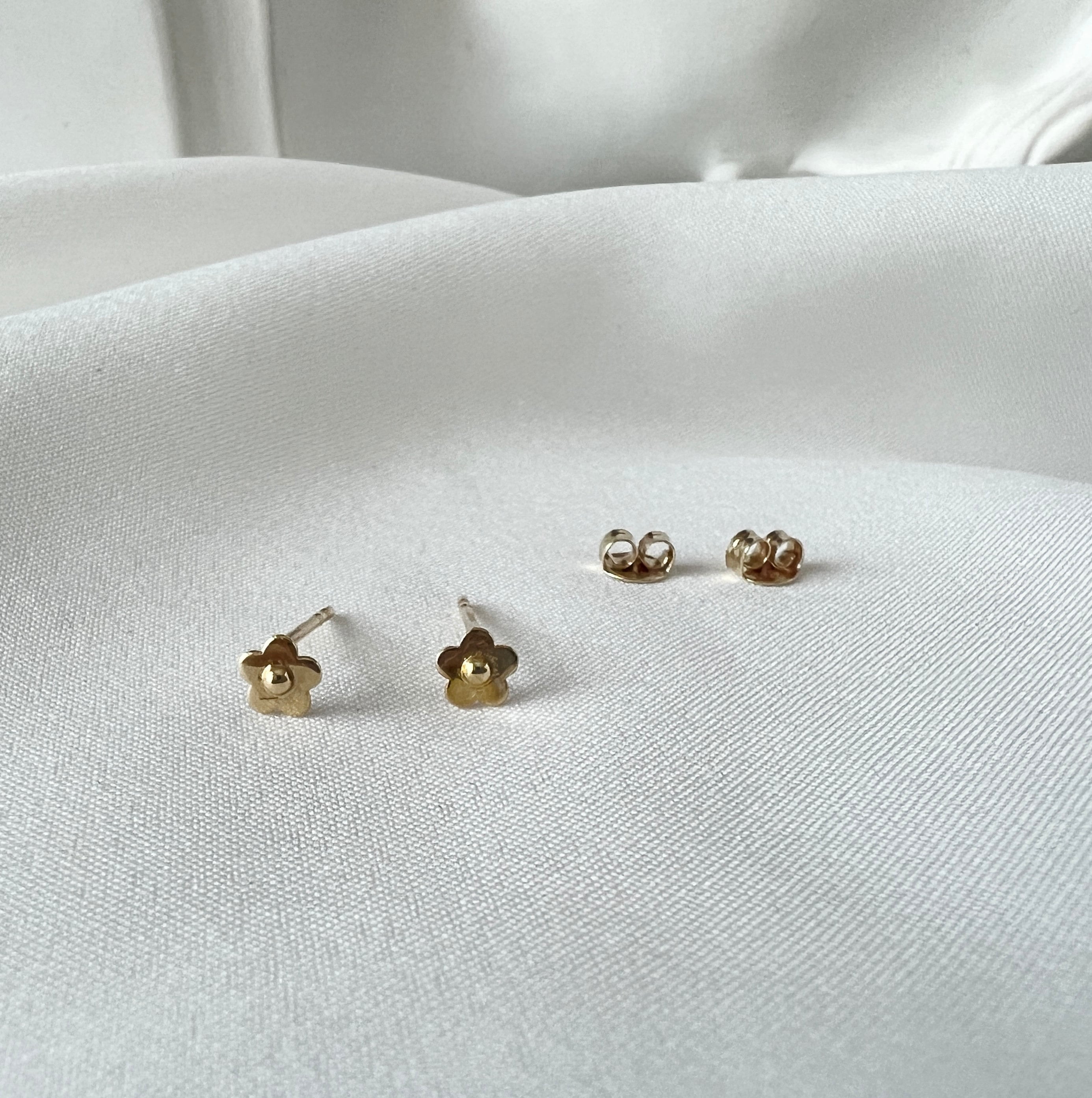 Pendientes De Tuerca Auténticos De Oro Blanco De 9 Quilates