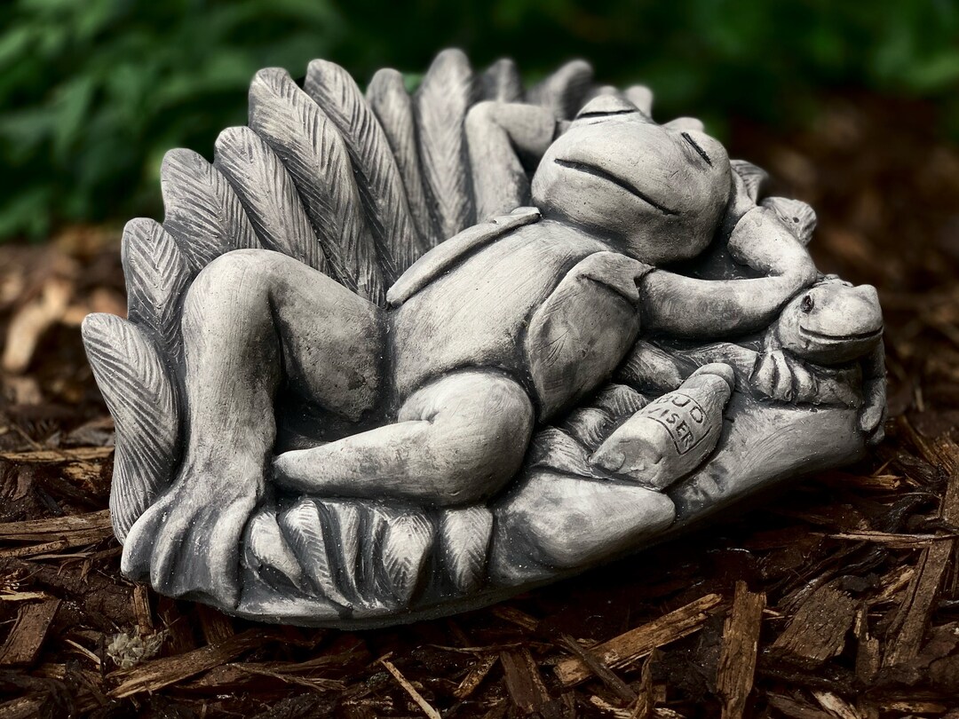 Smiling Fairy Garden Frog Statue, Stone Frog Figurine Garden Sculpture