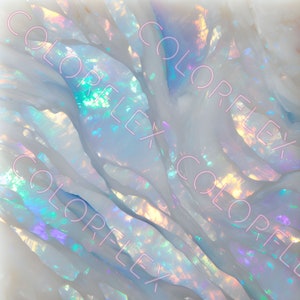 Könnte beinhalten: Abstraktes Bild mit einem fließenden, geschichteten Design. Die dominierenden Farben sind Weiß und schillernd, mit Andeutungen von Blau, Grün und Lila. Das Wort "COLORFLEX" wiederholt sich diagonal über das Bild in hellrosa Schrift.