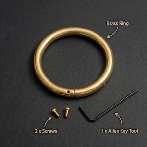 Op de afbeelding: Een messing ring met twee schroeven en een inbussleutel, alles op een donkere ondergrond. De ring is cirkelvormig en gesplitst. De inbussleutel is zwart.