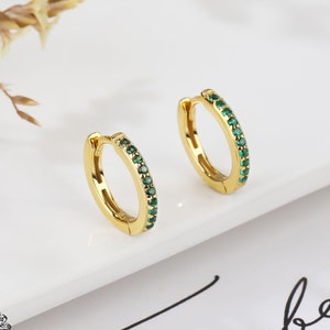 Créoles Huggie or émeraude, créoles minimalistes, argent sterling délicat, jolies boucles d'oreilles de tous les jours, cadeau fête des mères, cadeau pour maman