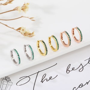 Boucles d'oreilles Huggie émeraude, délicates créoles émeraude, boucles d'oreilles minimalistes, délicats créoles en or, petites créoles Huggie en argent, cadeau pour elle