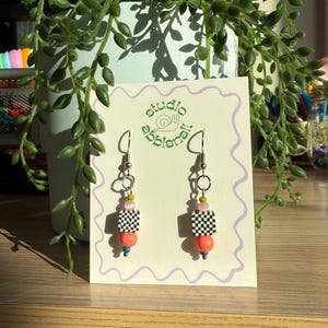 Schrulige bunte baumelnde Ohrringe | Handmade Schmuck