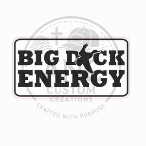 Puede incluir: Una pegatina rectangular en blanco y negro con las palabras "BIG DUCK ENERGY" en letras negritas y en bloque. Una silueta de un pato volando está en el centro. La pegatina tiene un borde rojo y las palabras "CUSTOM CREATIONS CRAFTED WITH PURPOSE" están en un círculo.