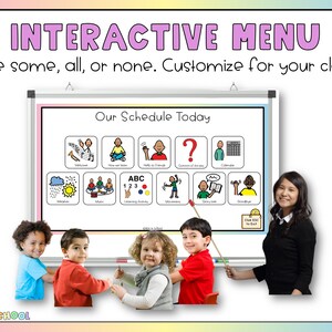 Puede incluir: Una pizarra blanca con el texto "Our Schedule Today" y una cuadr&iacute;cula de iconos coloridos que representan diferentes actividades. Los iconos incluyen un cartel de bienvenida, una persona meditando, una mano saludando, un signo de interrogaci&oacute;n, un calendario, una gota de lluvia, un sol, una persona tocando m&uacute;sica, un libro con las letras ABC y los n&uacute;meros 123, una persona haciendo ejercicio, una persona leyendo un libro, una persona despidi&eacute;ndose y un reloj con el texto "Click ETC to Exit". Hay cuatro ni&ntilde;os de pie frente a la pizarra y una maestra de pie a la derecha de la pizarra.
