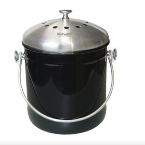 Puede incluir: Cubo de compost de metal negro con tapa y asa plateadas. La tapa tiene el logotipo de BioProffa y pequeños agujeros para la ventilación.
